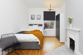 Large Derby Cathedral Town House - Sleeps 8 w parking
